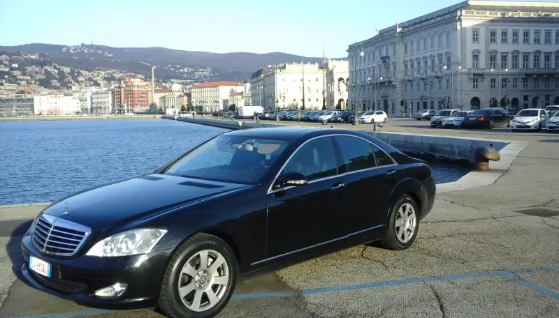 Mercedes Classe S nera sulle Rive di Trieste